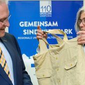 Aus Polizeihemd wird Einkaufstasche
