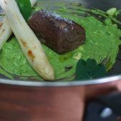 Heute: Spinatgrissini & Gerolltes Kalbsbäckchen mit grüner Joghurt-Remoulade