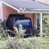 Aus Wut: Mann rast mit Bus in Haus
