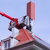 Handy-Mast hinter der Kamin-Attrappe