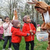 Zwergerl auf Ostereiersuche