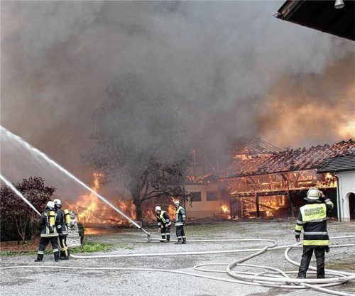 Im Vollbrand stand das Gut Heiming im April 2019. Jetzt planen die Besitzer den Wiederaufbau. Foto Reisner