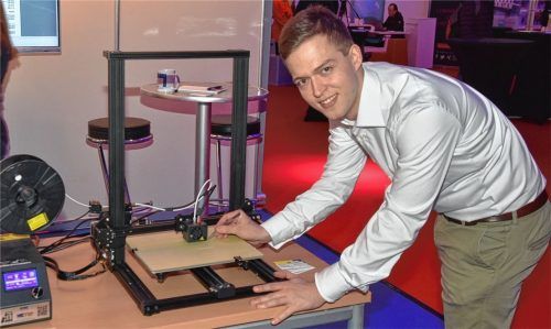 Alexander Sommer von Sommer Informatik stellt einen 3D-Drucker vor. Dieser werde vor allem zum Herstellen von Ersatzteilen genutzt. Ein Drucker kostet um die 500 Euro, sagt Sommer. Foto Schlecker
