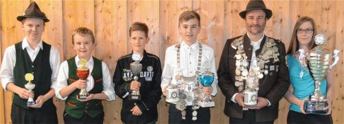 Alle bei der Feier geehrten Preisträger der Saison (von links): die drei Preisträger der Jugend Marinus Heindl, Florian Heindl, Manuel Ketterl, Jugendschützenkönig Florian Schreck, Schützenkönig Martin Brenner und Pokalsiegerin Bettina Döring. Foto Sedlbauer
