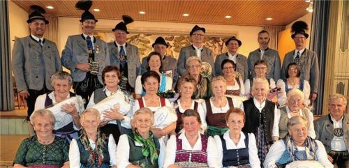 Alle Geehrten der Sulzbergla, die sich über den Vereinsabend freuten.Foto re
