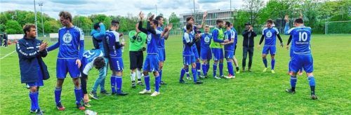 Allen Grund zum Jubeln hatten die Kicker vom TSV Bad Endorf nach einem 2:1-Erfolg beim Aufstiegsaspiranten Baldham-Vaterstetten. Foto  Huber