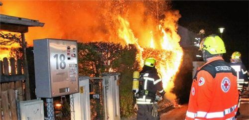 Als die Feuerwehren aus Waldkraiburg und Pürten am Einsatzort ankamen, brannten die Hütte und die Hecke bereits lichterloh. Foto  fib