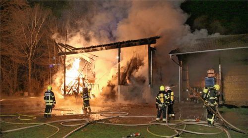 Der Brand einer landwirtschaftlichen Halle vor einem Jahr war der Beginn einer Brandserie in und um Pürten. Auch nach einem Jahr fehlt der Polizei noch immer eine heiße Spur zum Täter. Foto  fib/eß