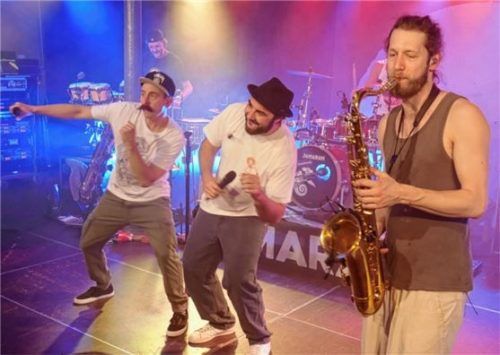 Als Voract trat dieses Jahr der spanische Sänger Jah Chango (Mitte) auf, dessen Mix aus Latin, Reggae und Cumbia ganz hervorragend zum lässigen Jamaram-Sound passte. Foto Vähning