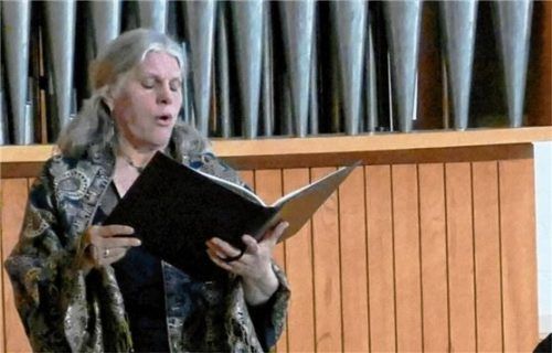 Altistin Katharina Gruber-Trenker sang vor „Stabat mater“ geistliche Arien, begleitet von Georg Opielka an der Orgel. Foto janka