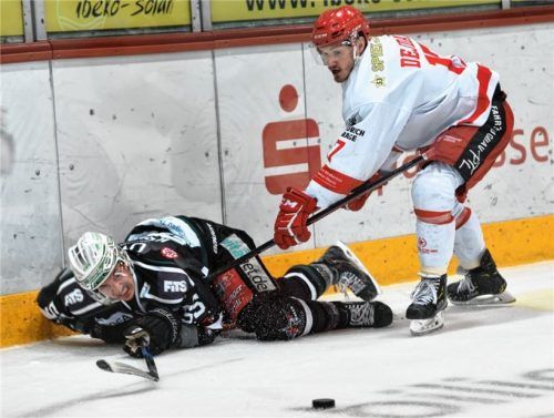 Am Boden, aber nur in dieser Szene: Voller Einsatz von Florian Krumpe gegen Hannovers Routinier Marian Dejdar.Foto Ziegler