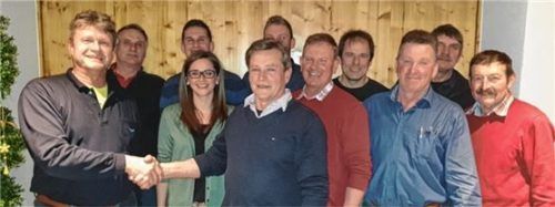 Amtsübergabe per Handschlag: Peter Oberbacher (links) dankt seinem Vorgänger Peter Voglmaier. Zum Vorstand gehören noch (von links) Andreas Seidl, Andreas und Bianca Voglmaier, Franz Söllner junior und senior, Franz Kifinger, Franz Oberwesterberger, Josef Ohni und Georg Wallner.Foto re