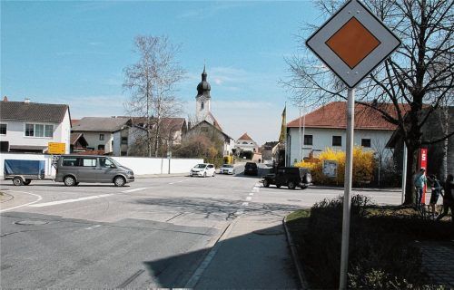 An dieser Kreuzung in Eiselfing wird nach dem Willen des Kreisausschusses ein Minikreisel errichtet.Foto Reisner
