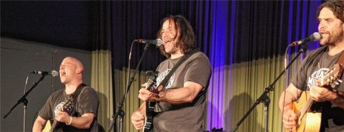 Anders als der Name verspricht: Auch mit Trompete sowie in T-Shirt und Hose traten die „drei Männer nur mit Gitarre“ auf. Und sie begeisterten das Ampfinger Publikum mit peinlichen Berichten und sexuellen Anspielungen.Fotos von Ahn