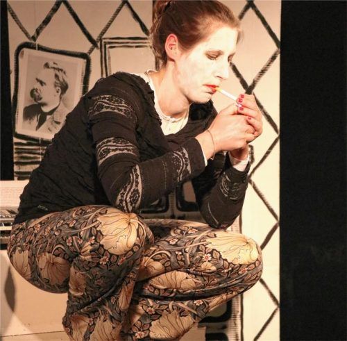 Annika Semmler in der Rolle von Clarisse, der Jugendfreundin des „Mannes ohne Eigenschaften“, aufgeführt in der Vetternwirtschaft. Foto Lehmann