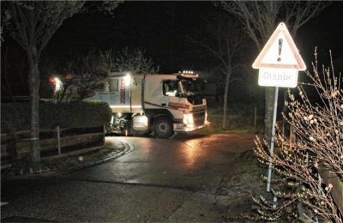 Auch eine Reinigungsmaschine kam gegen die Dieselspur in der Schäfersiedlung zum Einsatz. Foto Riediger