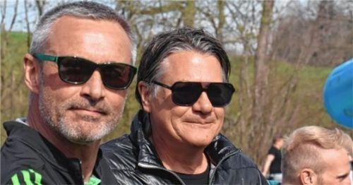 Auch in der kommenden Saison lässig am Spielfeldrand: Riederings Trainer Heinz Köstler (links) und Torwarttrainer Guido Junge haben verlängert.Foto Hofmann