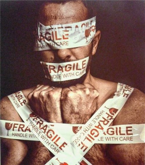 Auf den Spuren von Tod und Zerstörung zu wandeln – beeindruckend umgesetzt von einheimischen Künstlern wie Sabine Lange mit „Fragile“ (links) und Christa Stenglin mit „Fundstücke“ (rechts).Fotos Fischer