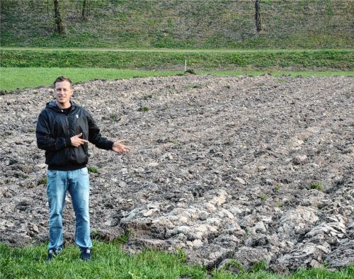 Auf dieser Fläche im Wasserburger Stadtteil Attel soll sich bis zum Sommer eine Bienenwiese entwickeln: Anselm Fischer hofft auf viele Helfer für den Startschuss der Aussaat am Samstag. Foto Duczek