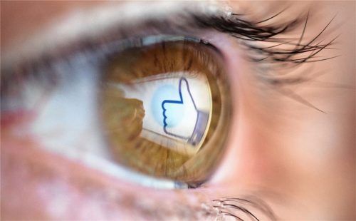 Augen für Facebook hat der Brannenburger Bastian Gürth derzeit nicht. Denn während der Fastenzeit verzichtet er auf Soziale Medien. Foto dpa