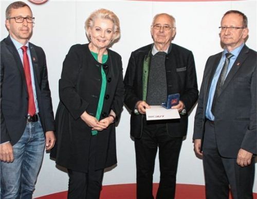 Ausgezeichnetes Engagement: BRK-Kreisvorsitzender Karl-Heinrich Zeuner (Mitte) wurde von Hans Meyrl, Oberbürgermeisterin Gabriele Bauer und Stadtbrandinspektor Mario Zimmermann (von rechts) mit der Ehrenmedaille des Landesfeuerwehrverbandes geehrt. Foto Reisner