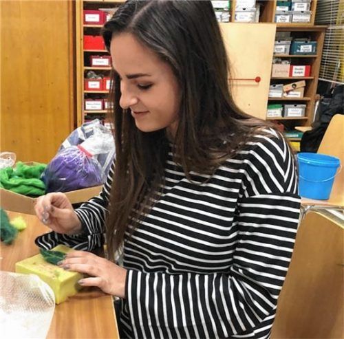 Ausprobiert: Magdalena Scheck beim Filzen eines Blattes mit der Nadel. Fotos re