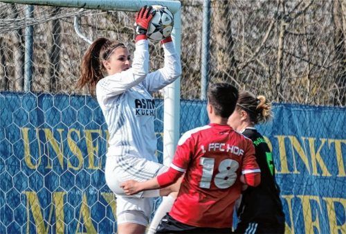 Bad Aiblings Torhüterin Marina Höller hielt den 1:0-Sieg gegen Hof in der Bayernliga in den letzten Minuten fest. Foto  Habermann
