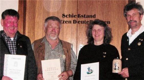 Bei den Deutelhausener Schützen wurden Georg Adlmaier, Lenz Eder, Sonja Otter und Albert Otter (von links) für treue Mitgliedschaft geehrt.Foto re