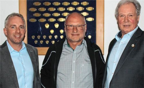 Bei der Jahreshauptversammlung wurde Elias Laar (Mitte) wegen seiner Verdienste um den Sportverein in der Abteilung Tennis zum Ehrenmitglied ernannt. Die Auszeichnung erhielt er aus der Hand des Vorsitzenden Siegfried Zacher (rechts) und des Zweiten Vorsitzenden Stefan Niederthanner (links).Foto steffenhagen