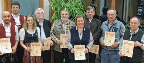 Bei der Mitgliederehrung (von links): Johannes Huber, Vorsitzender Wolfgang Duschek, Elisabeth Pascoe, Rudi Wühr, Georg Utzinger, Veronika Hell, Georg Weigl, Josef Hell und Anton Langrieger.Foto  re