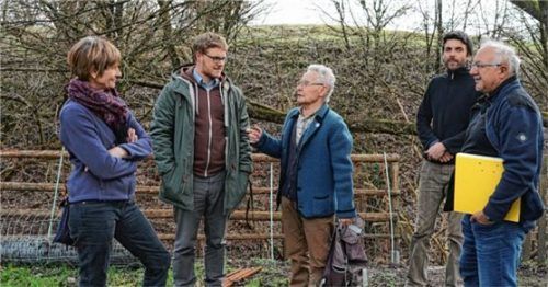 Bei der Ortsbegehung auf dem Schlossberg (von links): Umweltreferentin Angelika Hefer, Mathias Nirschl von der Unteren Naturschutzbehörde (UNB) im Landratsamt, „Schlossbergbetreuer“ Ernst Auer, UNB-Leiter Michael Stadler und Ernst Kirmeier.