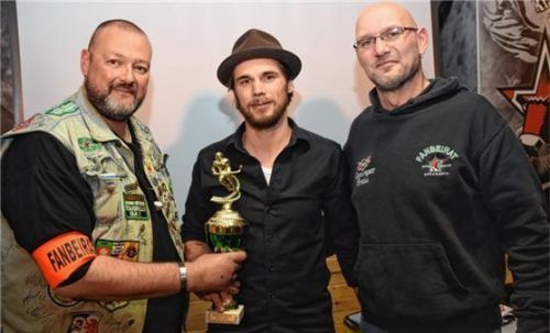Bei der Pokalübergabe: Die beiden Fanbeauftragten Stefan Dietrich (links) und Pan Weißenbach mit dem Starbulls-Spieler des Jahres Michael Baindl. Fotos  Ziegler/Ruprecht