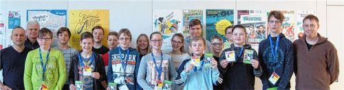 Bei der Übergabe der Buslotsenpässe (von links): Rektor Claudius Rychlik, dahinter der Vertreter der Polizei Mühldorf, Wolfgang Bauer, Lehrkraft Andreas Walter (ganz rechts) sowie die Mannschaft der Schulbuslotsen.Foto  re