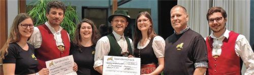 Bei der Übergabe der Spenden (von links): Katrin Hoffmann, Musikvereinsvorsitzender Wolfgang Duschek, Magdalena Hopf, Trachtenvereinsvorsitzender Christian Mayerhofer, Susanne Stadler, Walter Kirsch und Matthias Hoffmann. Foto  Höpfinger