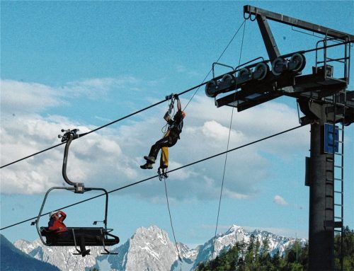 Bei der Übung: Der Retter am Seil wird den Passagier gleich abseilen.Foto lotter