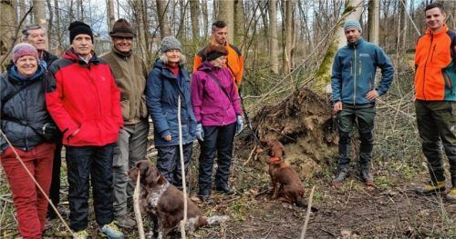 Beim Ortstermin im Mangfall-Auwald: Steffen Storandt, Vorsitzender der Ortsgruppe des Bund Naturschutz Rosenheim (Dritter von links), Jörg Meyer, Forstbetriebsleiter Schliersee (Zweiter von rechts) und Felix Hermann, Revierleiter Forstrevier Rott (Dritter von rechts). Foto re