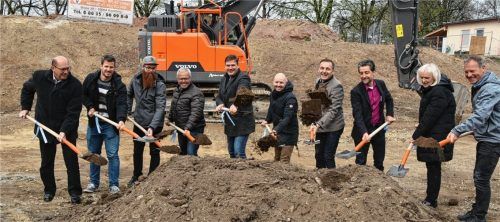 Beim symbolischen Spatenstich legten Rupert Pfeifer, Ingenieurbüro Duschl, Christian Pollerspöck, Pfeiffer Baugesellschaft, Andreas Berger, HSL Ingenieurbüro, Andreas Schober, Zweiter Bürgermeister, Andreas Köppl, Köppl Ingenieure, Simon Bauer, Planungsgruppe Strasser, Erster Bürgermeister Olaf Kalsperger, Rektor Markus Beham, Dritte Bürgermeisterin Monika Marx und Tiefbauer Paul Vodermaier Hand an (von links).Foto ruprecht