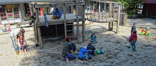 Beliebt bei den Kindern: der Abenteuerspielplatz des Kieferer Kindergartens St. Martin. Insgesamt besuchen 98 Kleine diese Einrichtung.Foto hoffmann