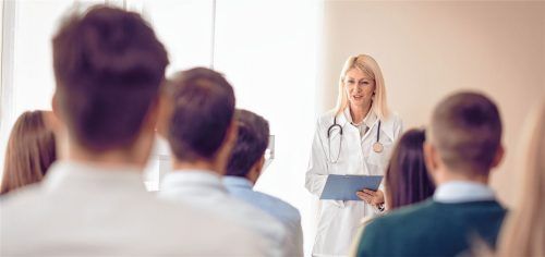 Berufliche Qualifikation und damit auch die Weiterbildung erhöhen in Zeiten des technologischen Wandels die Chancen auf dem Arbeitsmarkt.Foto istock