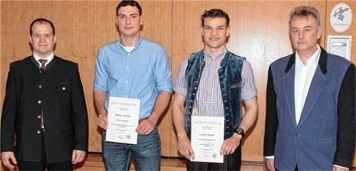 Besondere Auszeichnung: Obermeister Christian Albersinger (links) und Lehrlingswart Ralph Seifried (rechts) ehrten die beiden Prüfungsbesten Roman Bichler (Zweiter von links) und Lukas Vierlinger. Foto  Reisner