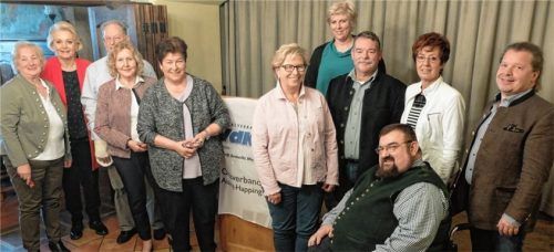 Bewährte und neue Kräfte: (von links): Erika Lauterbach, Oberbürgermeisterin Gabriele Bauer, Norbert Schmitt, Gisela Satuger, Margarete Fischbacher, Uschi Meishammer, Alexandra Linordner, Hans-Peter Lossinger, Ulrike Plankl und Sepp Hauser. Hans Loy (im Rollstuhl) war Gastredner für den VdK-Kreisverband.Foto Knarr
