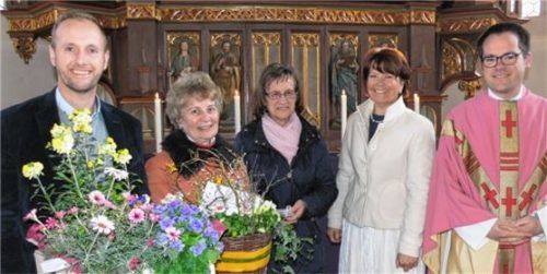Blumen zum seltenen Jubiläum (von links): Kirchenpfleger Stefan Reiter, Chorleiterin Bärbel Bernhart, Organistin Rita Langlechner, die seit 40 Jahren die Pfarrgemeinde musikalisch begleitet, Pfarrgemeinderatsvorsitzende Andrea Schubeck und Pfarrvikar Emmeran Hilger. Foto  fim