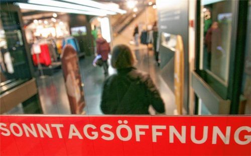 Braucht es mehr verkaufsoffene Sonntage in Bayern? Befürworter sehen darin eine Stärkung des Einzelhandels gegenüber der Online-Konkurrenz. Kritiker meinen, unterm Strich lohne sich das oft nicht. Fotos Gero Breloer/dpa/Scheck