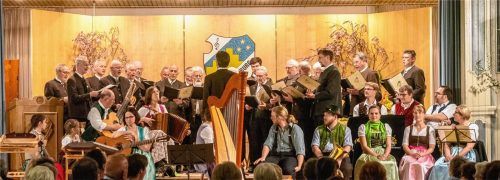 Braucht sich in Sachen Jugendlichkeit zumindest beim Auftritt nicht hinter den jungen Musikerkollegen zu verstecken: der Männerchor Brannenburg Schloss.Fotos thomae