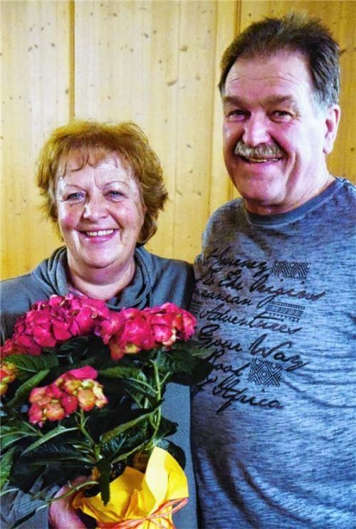 Brigitte und Konrad Hell sind das 300. und 301. Mitglied des Gartenbauvereins Söchtenau. Foto Niessen