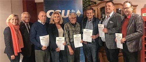 Bundestagsabgeordnete Daniela Ludwig ehrte langjährige Mitglieder (von links): Ortwin Nachtweih (40 Jahre), Albert Hamberger (60 Jahre), Renate Huber (zehn Jahre), Manfred Rohrig (20 Jahre), Sebastian Daxeder (30 Jahre), Michael Weber (20 Jahre) und Günther Lodes (20 Jahre). Foto re