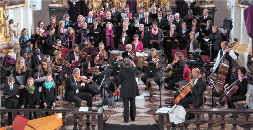 Chor und Orchester spielen morgen, Sonntag, um 19.30 Uhr für den guten Zweck. Fotos Dorendorf-Gietl