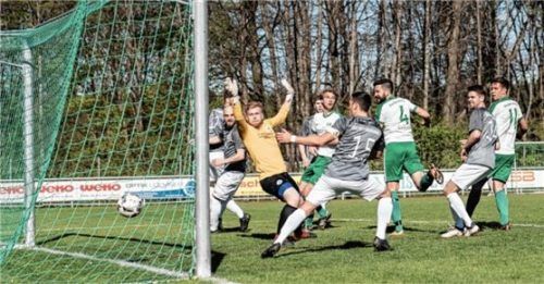 Christian Bauer (3. von rechts) erzielt hier den Treffer zum 3:0 für Reichertsheim-Ramsau/Gars.Foto Wimmer
