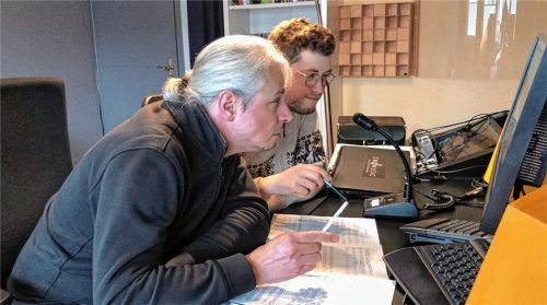 Computer statt Kontrabass: Die Arbeit im Studio war wichtiger Teil der Aufnahmen zur Bassmonsters-CD Unio. Initiator Claus Freudenstein (links) ging ihr zusammen mit Thomas Hille, Solobassist am Gärtnerplatztheater in München genauso akribisch nach, wie den Einspielungen mit seinen Kollegen am Instrument. Foto  Freudenstein