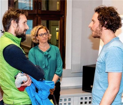 Crowdfunding-Experte Markus Streichardt (rechts) mit Mirjam Dietersberger und Ivan Hellauner, Lehrer am Annette-Kolb-Gymnasium in Traunstein. Sie wollen ein künstlerisches Projekt mit Schülern finanzieren. Fotos effner